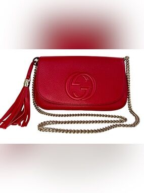 GUCCI SOHO CHAIN FLOP CROSSBODY BAG IN  RED PEBBLED LEATHER